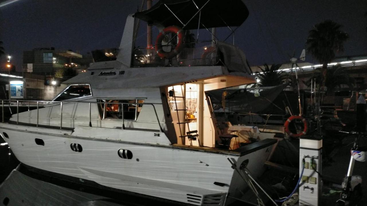 ホテル Barco Lucky サン・アドリア・デ・ベソス エクステリア 写真
